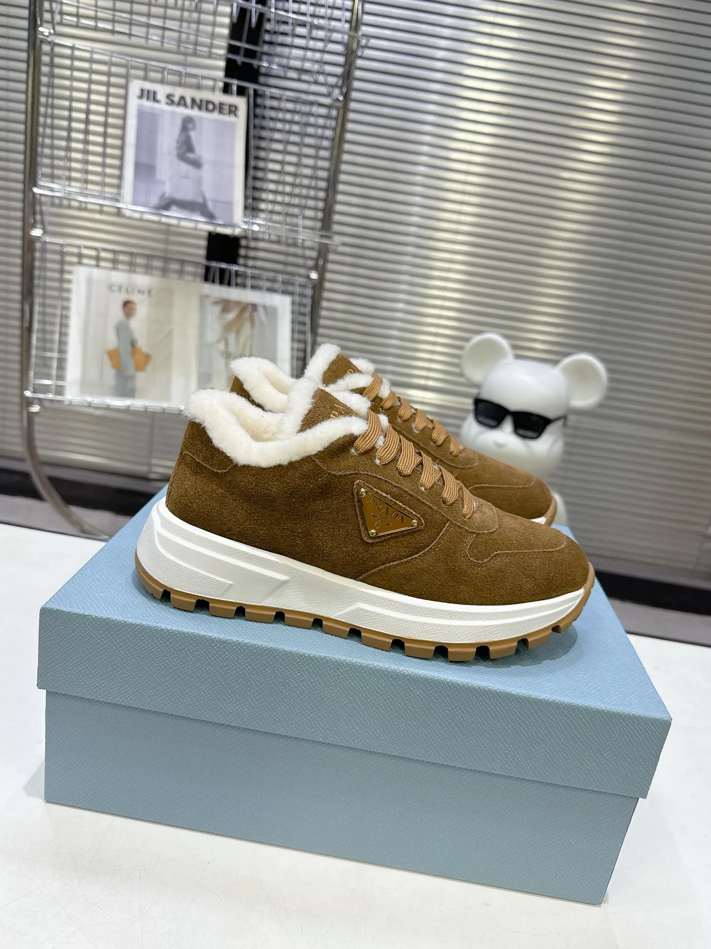 【PRADA】P: 660💰Couple style▪️Size: Women’s 35-40⚛Size: Men’s 39-44(45 customized) 2025 𝐬𝐬Prada’s new product, coming with strength! ❣️Many Internet celebrities have the same style, fashionable and versatile nice items, original shoes are developed and purchased from Italian counters, and are reproduced 1:1 according to the original taste. This year’s theme is not to be defined, embodying texture through simplicity💛From thick-soled sneakers to zigzag short boots to 2025 flat shoes, everything reveals a sure-fire momentum... It combines gentleness and handsomeness, the finishing touch for women❤️ Wear-resistant and ultra-light two-color outsole.